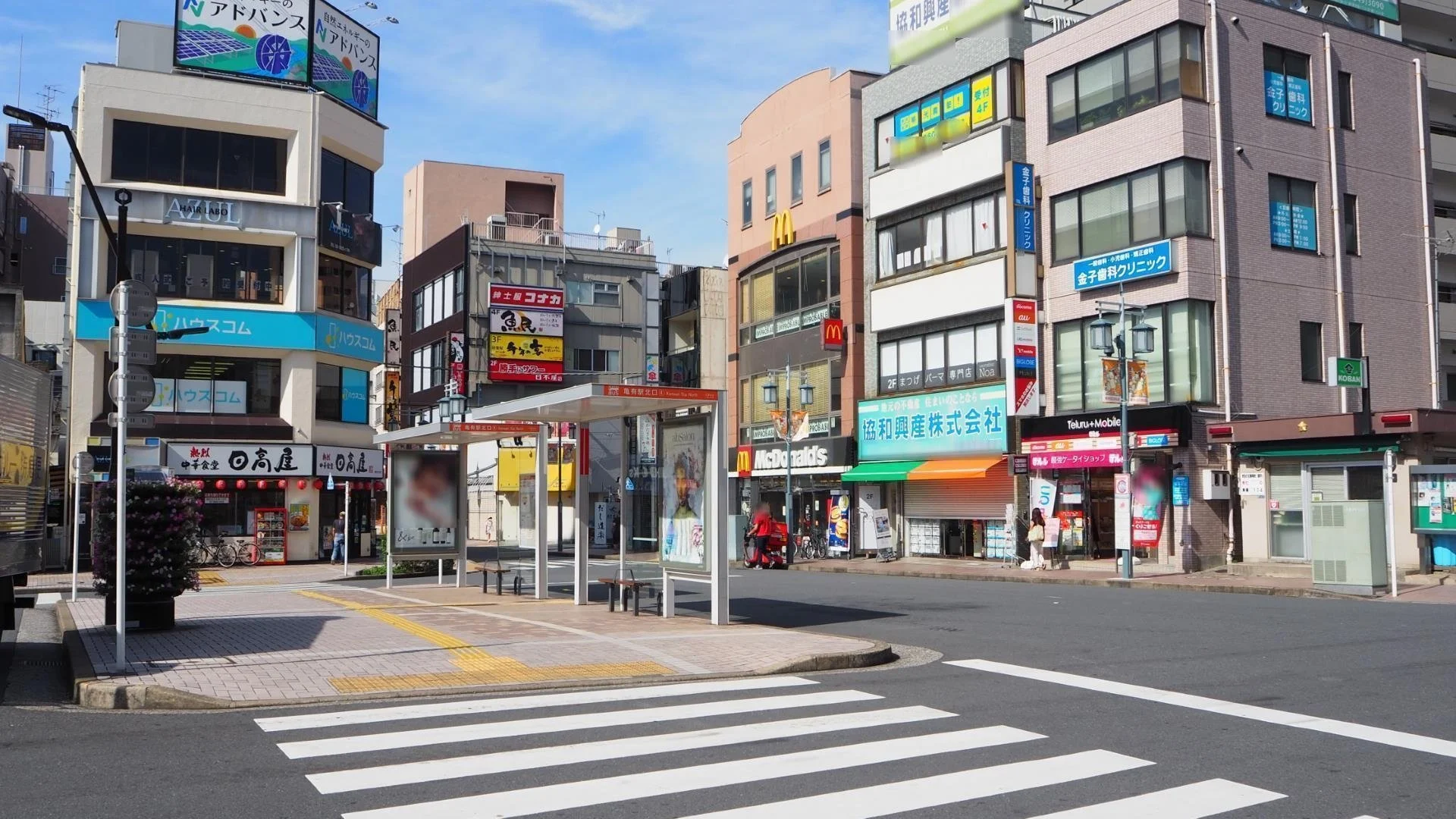 亀有駅北口のバス停と駅前の街並み