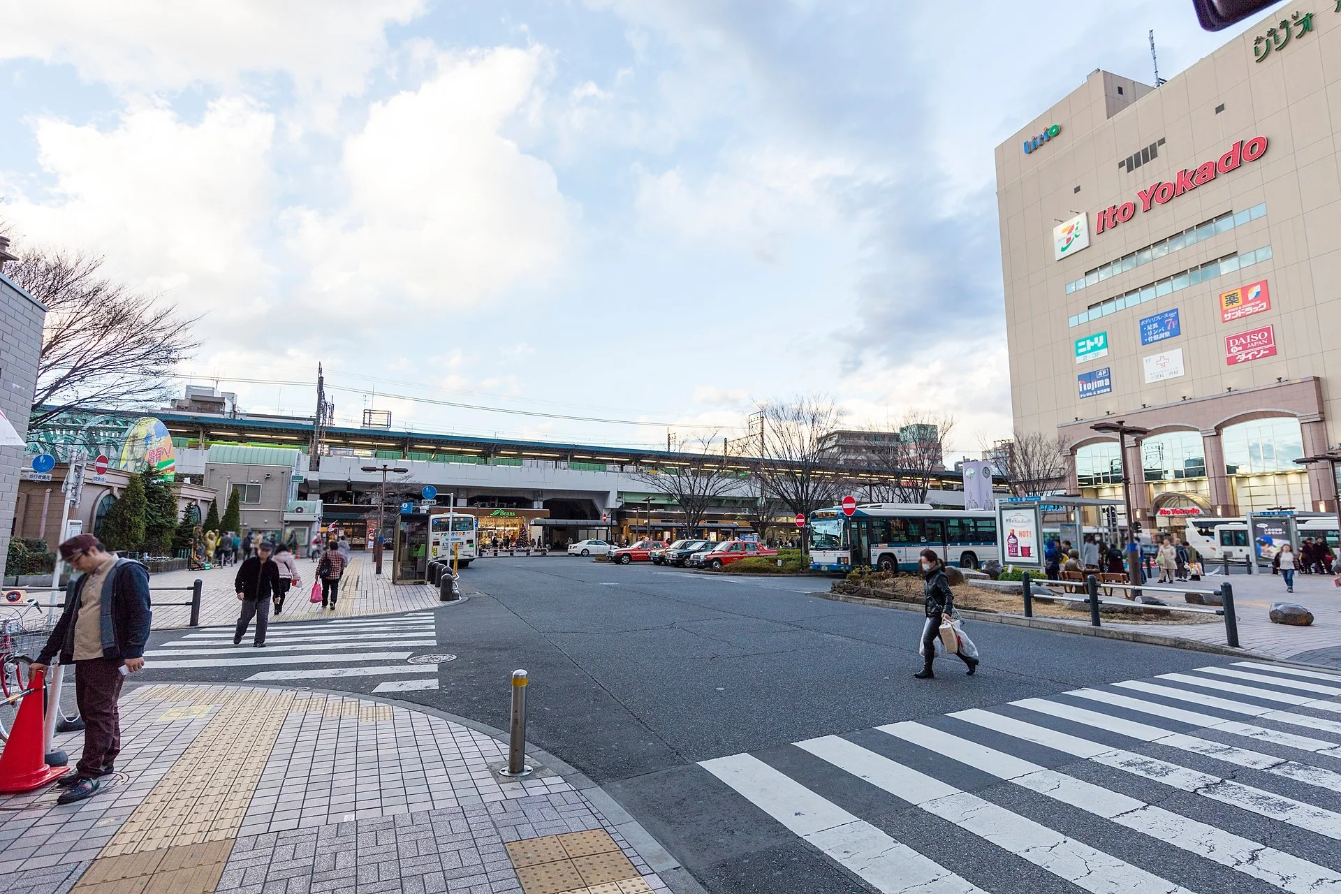 亀有駅北口のバス停と駅前の街並み